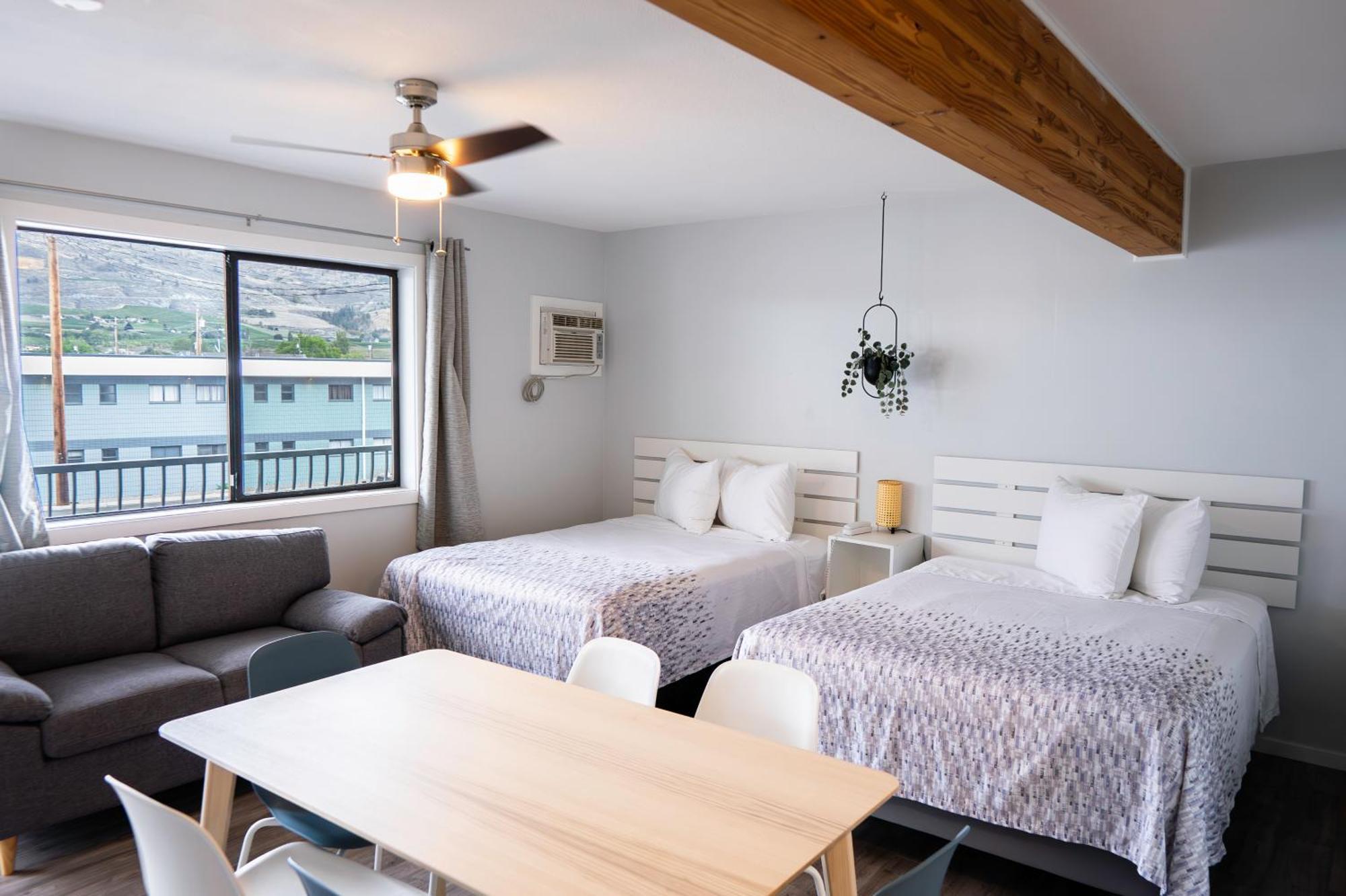 Poplars Motel On The Lake Osoyoos Exterior photo